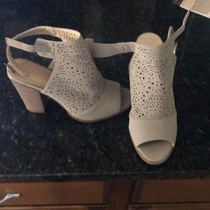Heeled shoes